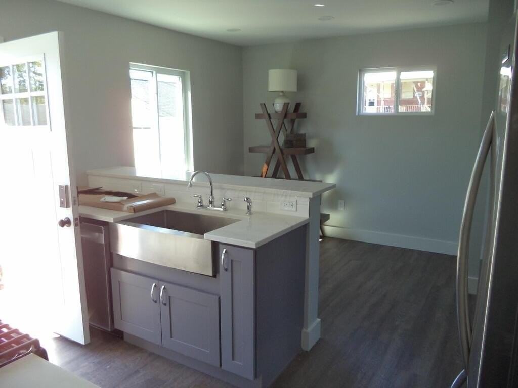 501 S Oakley Ave - Photo 4 of 19
