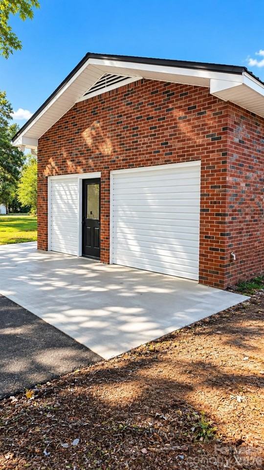 2410 Wallace Rd - Photo 2 of 14