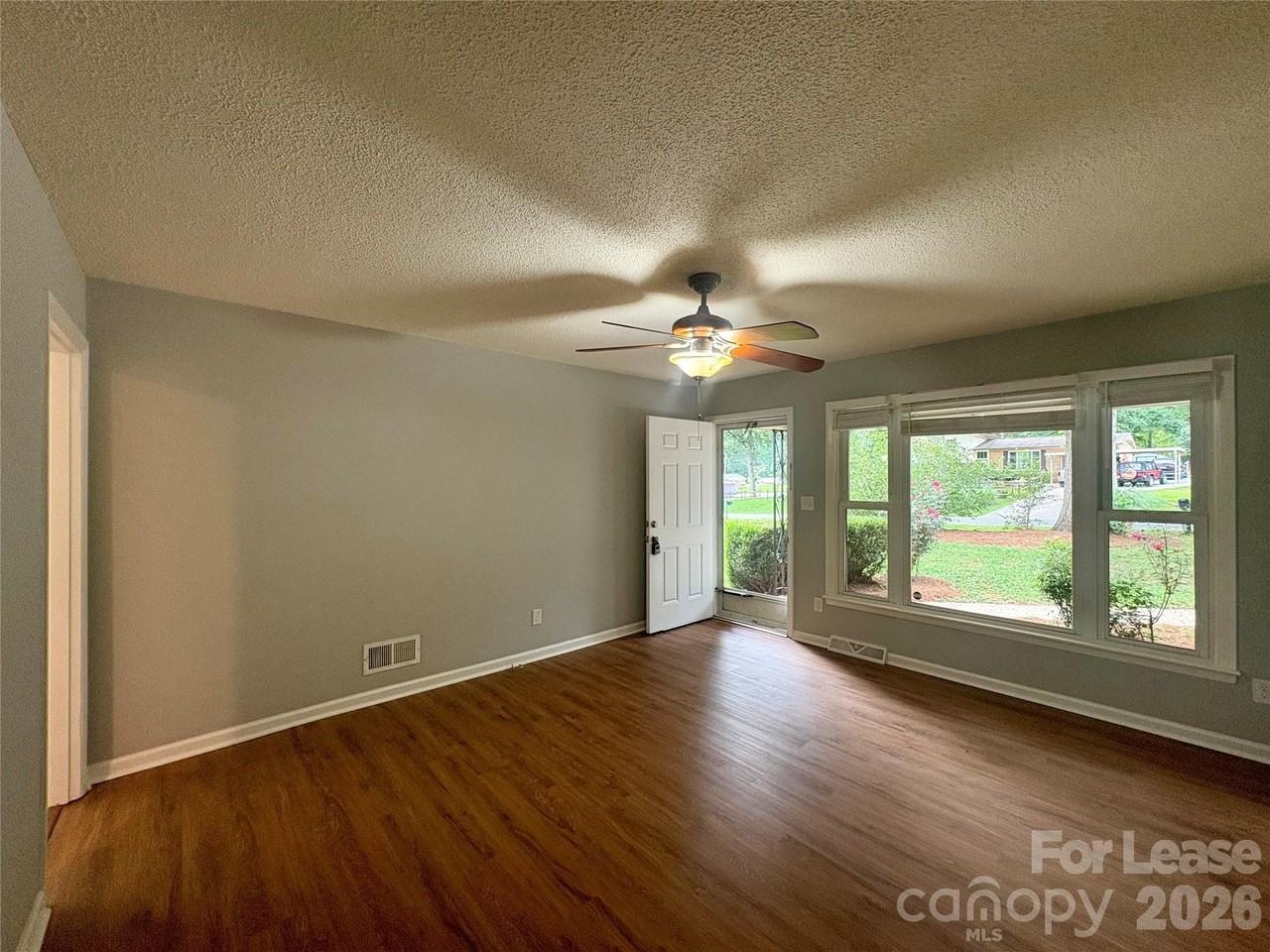 109 Holly Dr - Photo 4 of 24