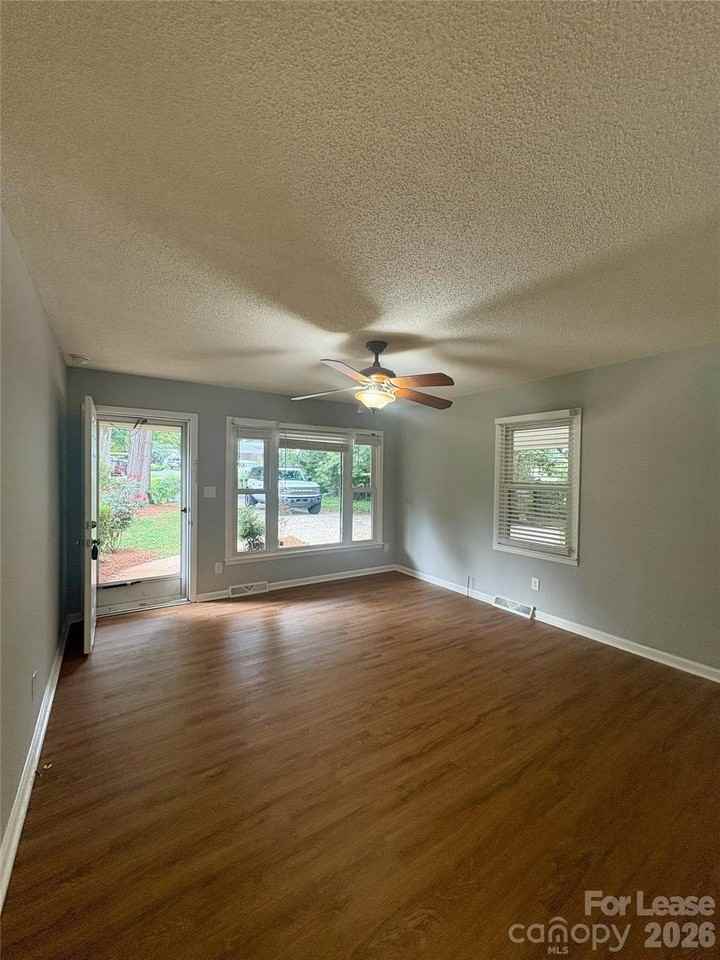109 Holly Dr - Photo 5 of 24