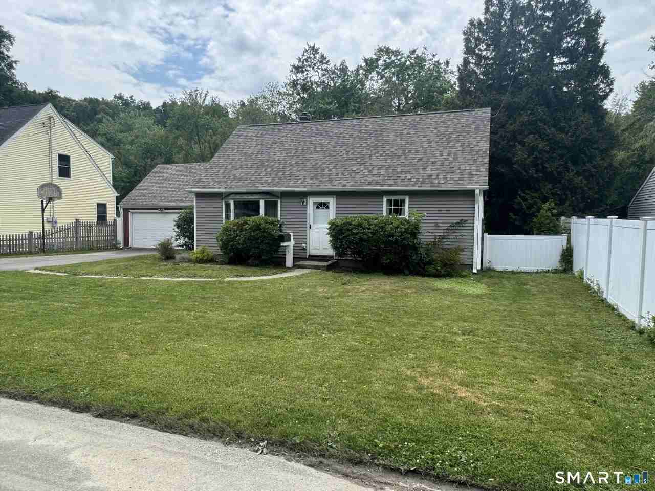 5 Bethpage Dr - Photo 2 of 26