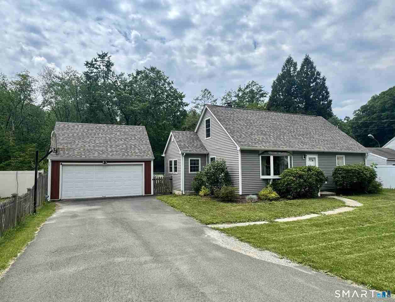 5 Bethpage Dr - Photo 4 of 26