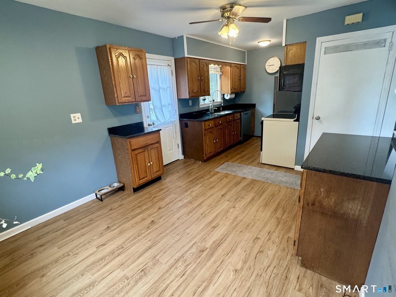 5 Bethpage Dr - Photo 6 of 26