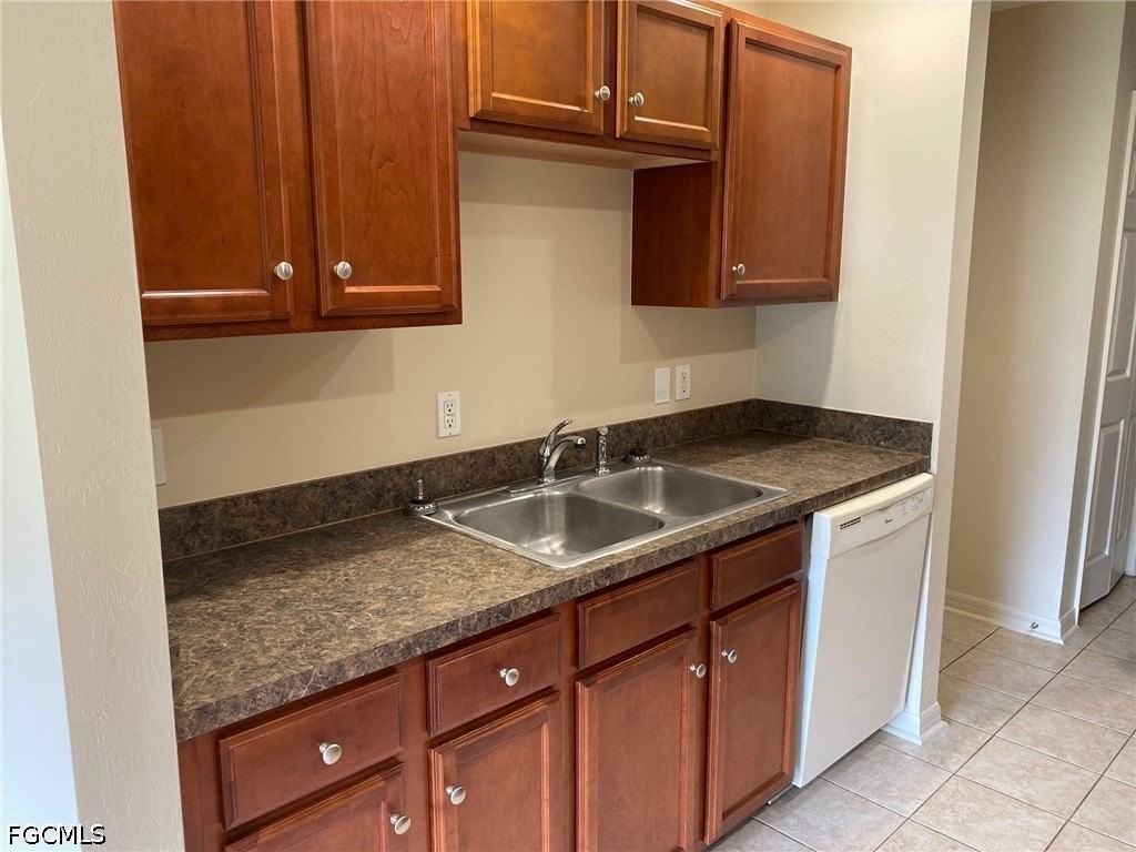 1037 Camden St E - Photo 3 of 12