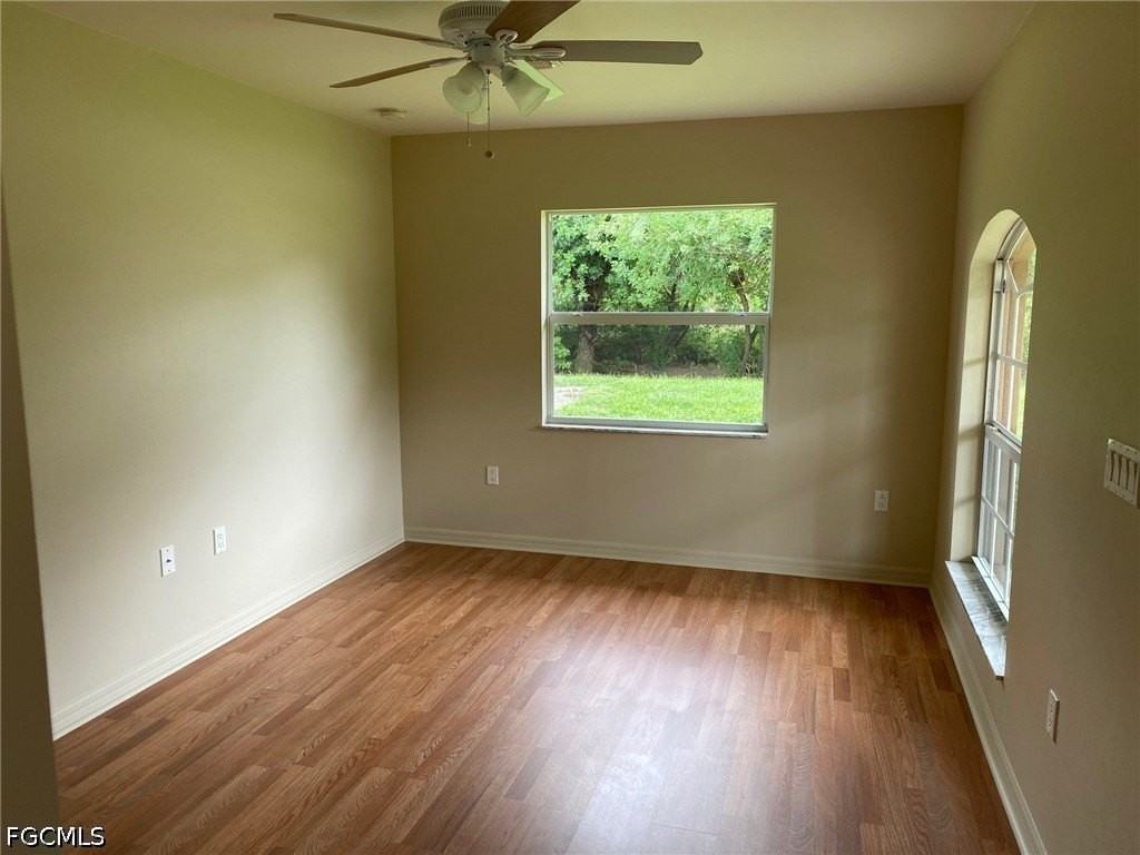 1037 Camden St E - Photo 4 of 12