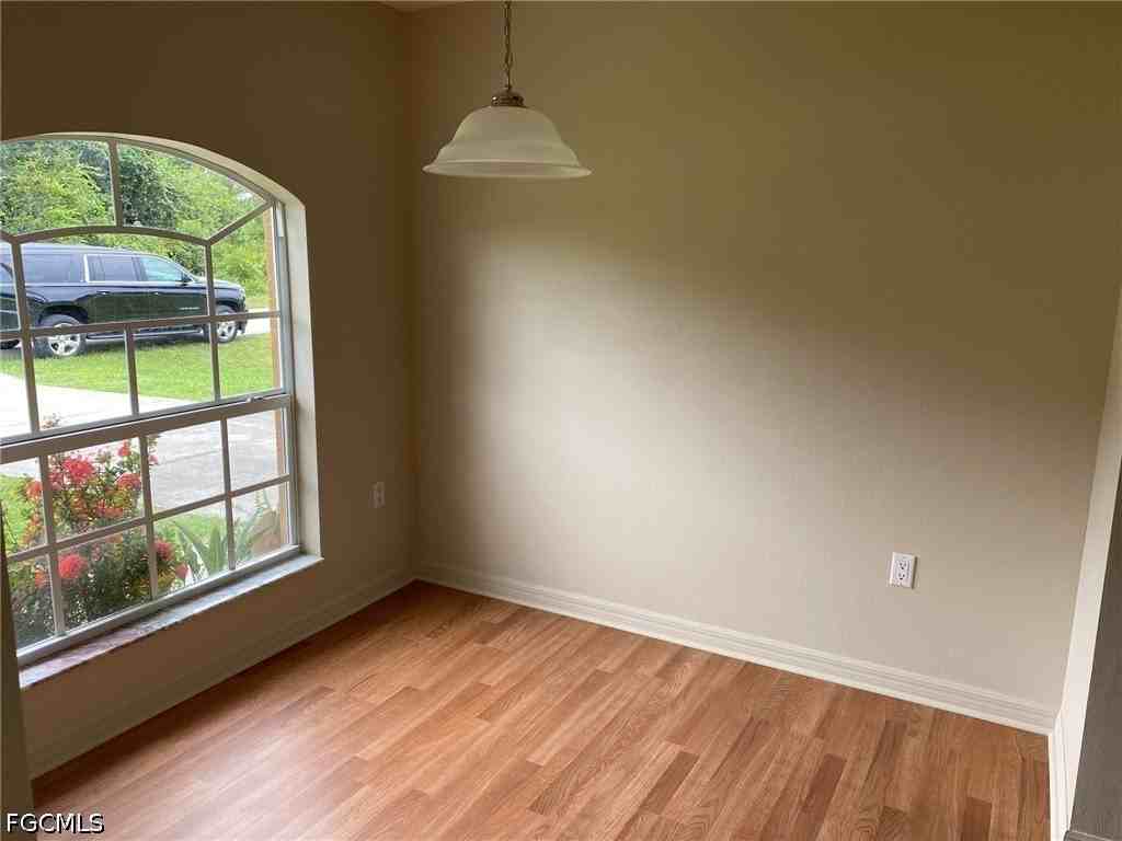 1037 Camden St E - Photo 5 of 12