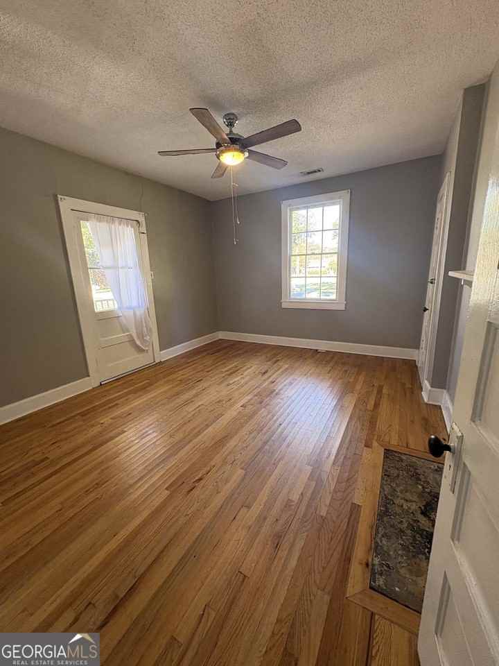 15 Elmwood St Ne - Photo 3 of 18