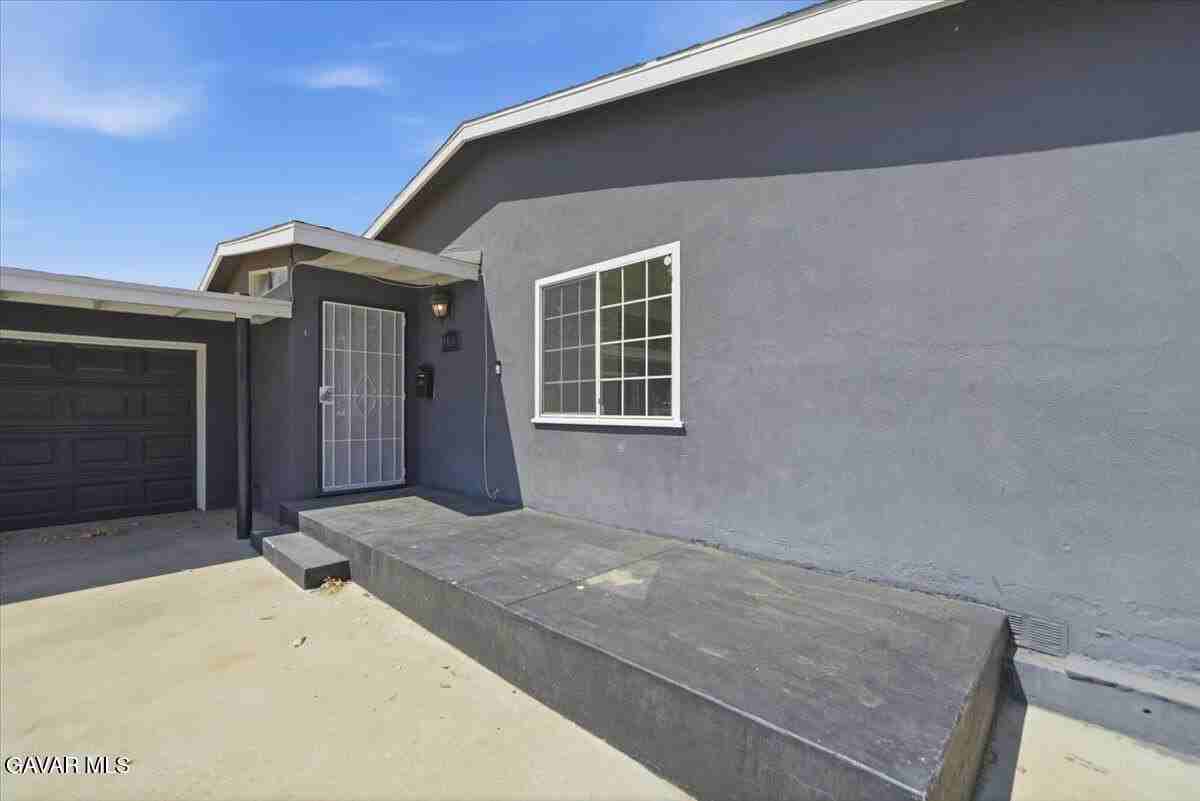 44043 Heaton Ave - Photo 3 of 32