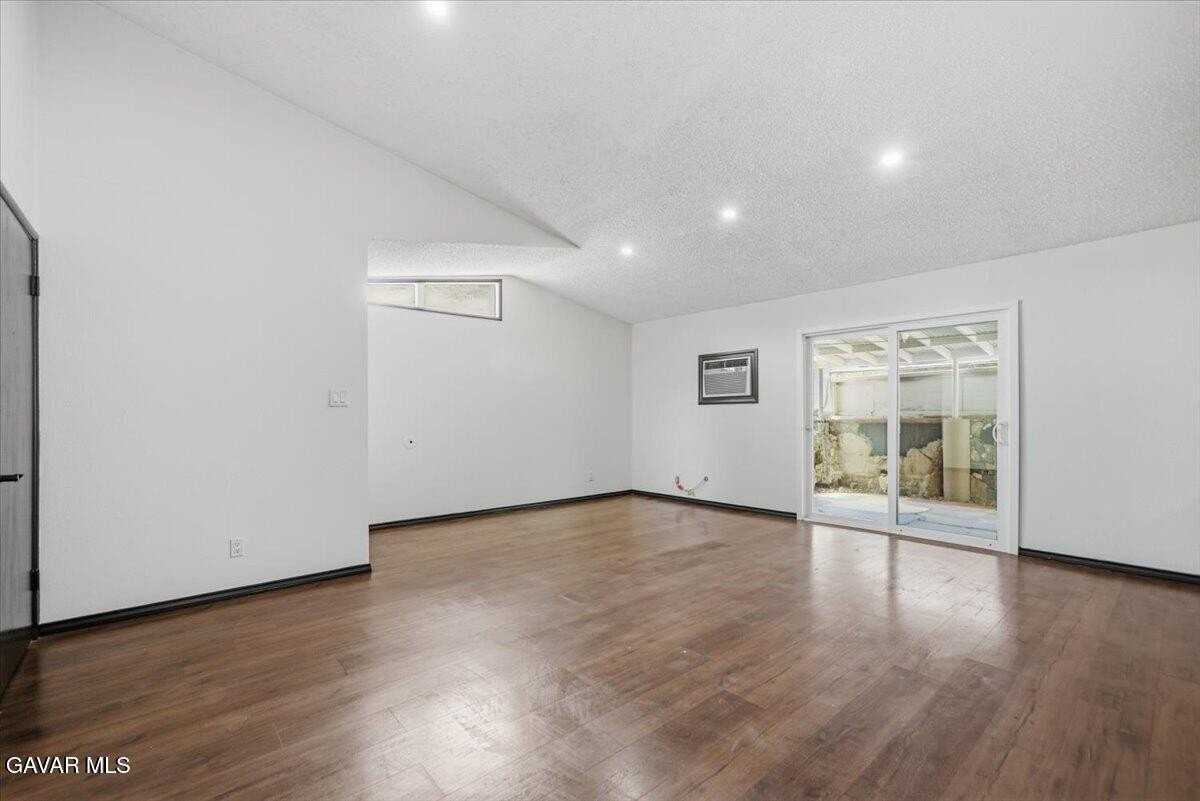 44043 Heaton Ave - Photo 5 of 32