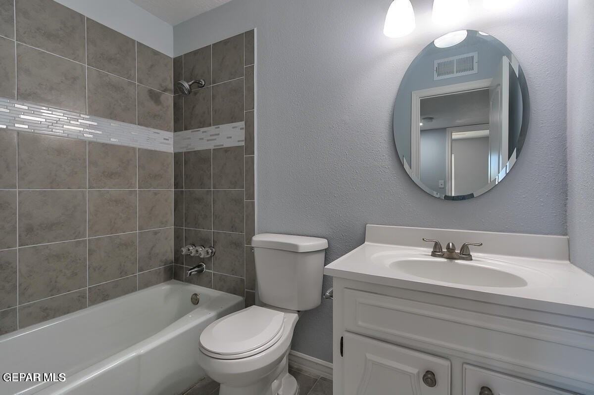 6039 Sorrento St - Photo 5 of 34