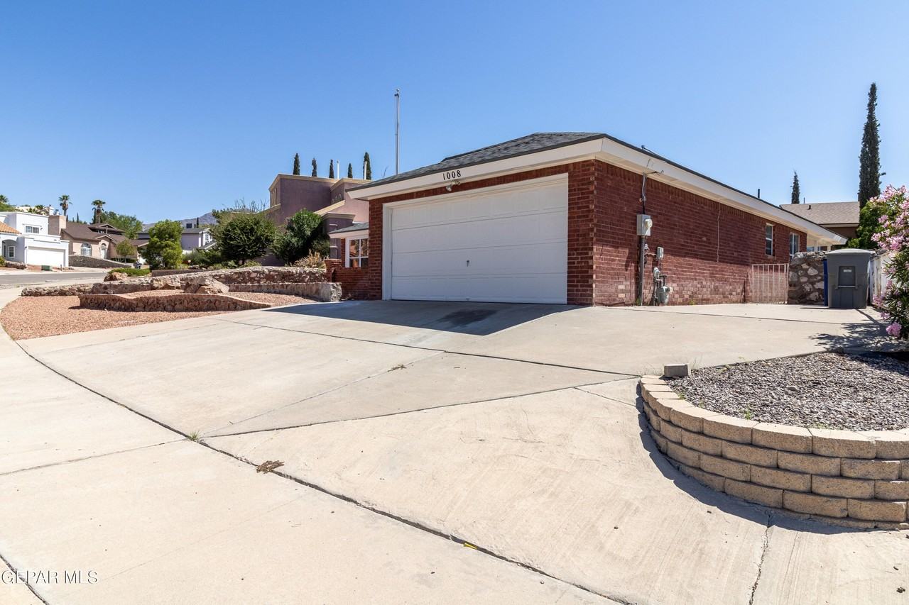 1008 Falcon Head Ln - Photo 3 of 24