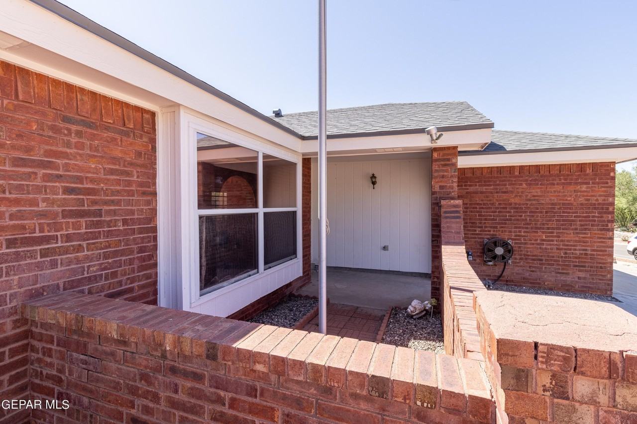 1008 Falcon Head Ln - Photo 4 of 24