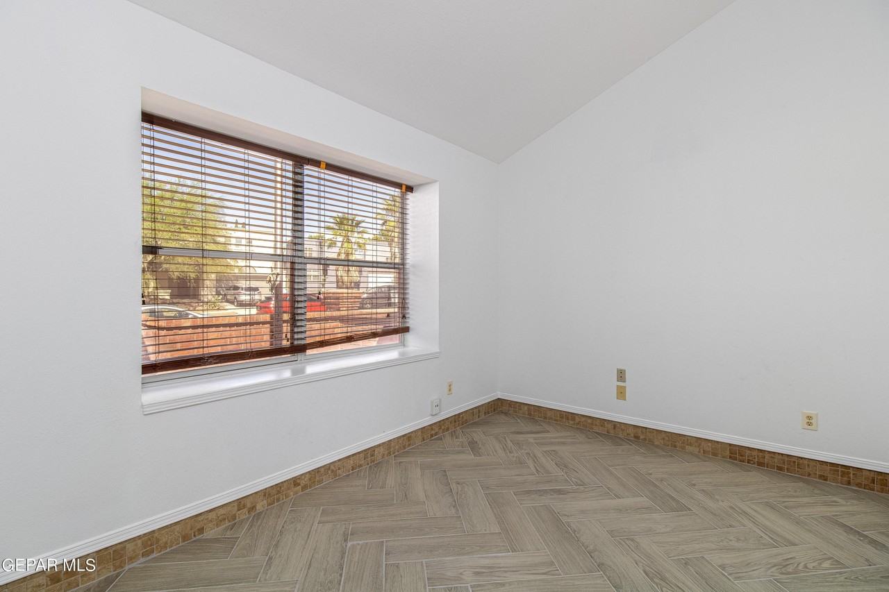 1008 Falcon Head Ln - Photo 6 of 24