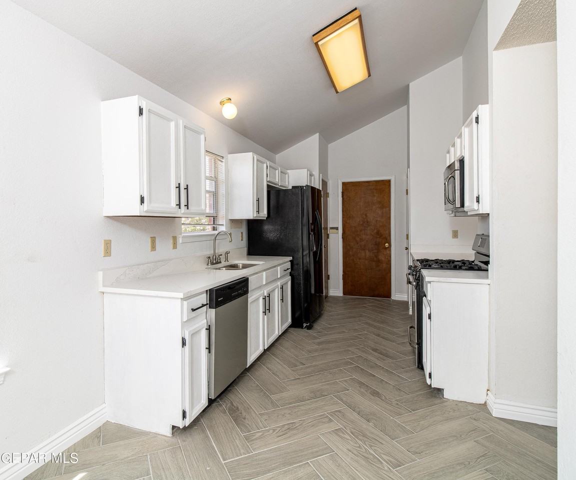 1008 Falcon Head Ln - Photo 7 of 24