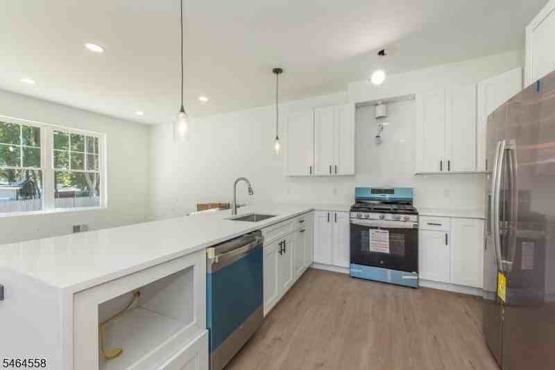 8 Halsey St #8 - Photo 4 of 22