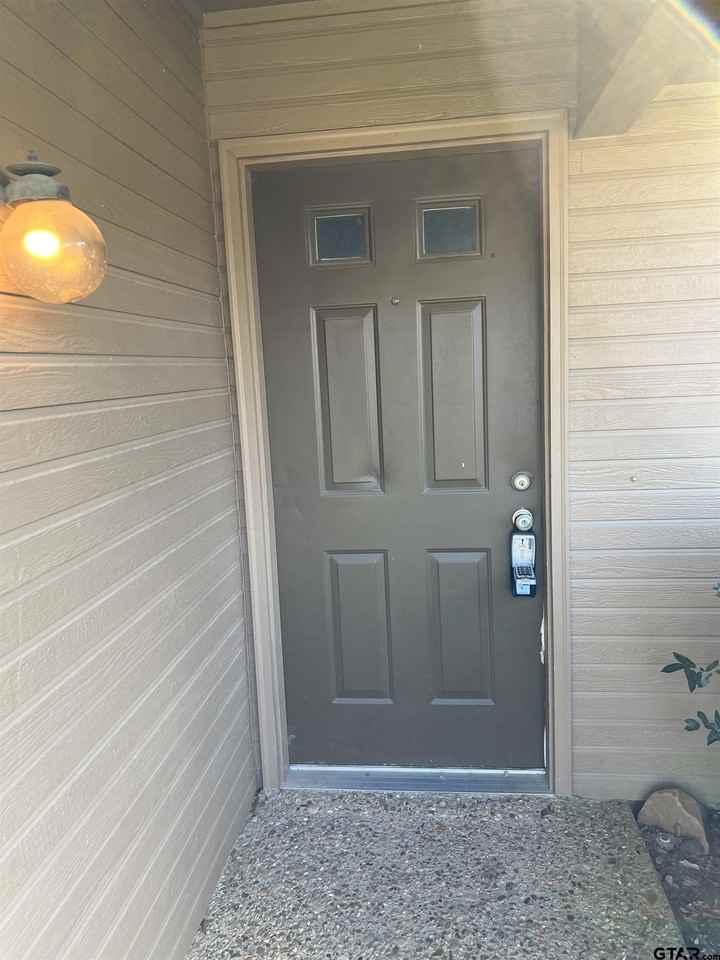 3423 Lexington Dr - Photo 2 of 10