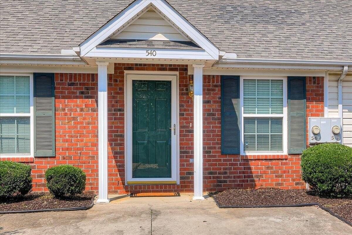540 Edgecliff Ln - Photo 4 of 32