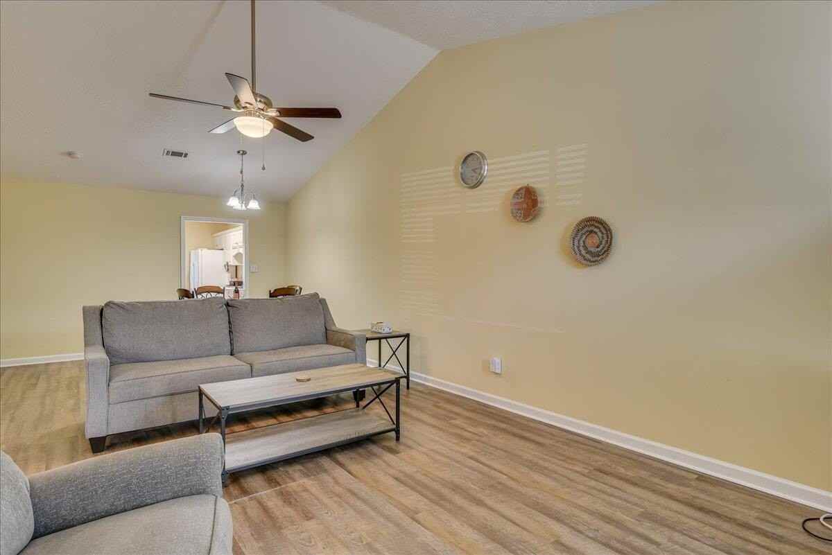 540 Edgecliff Ln - Photo 7 of 32