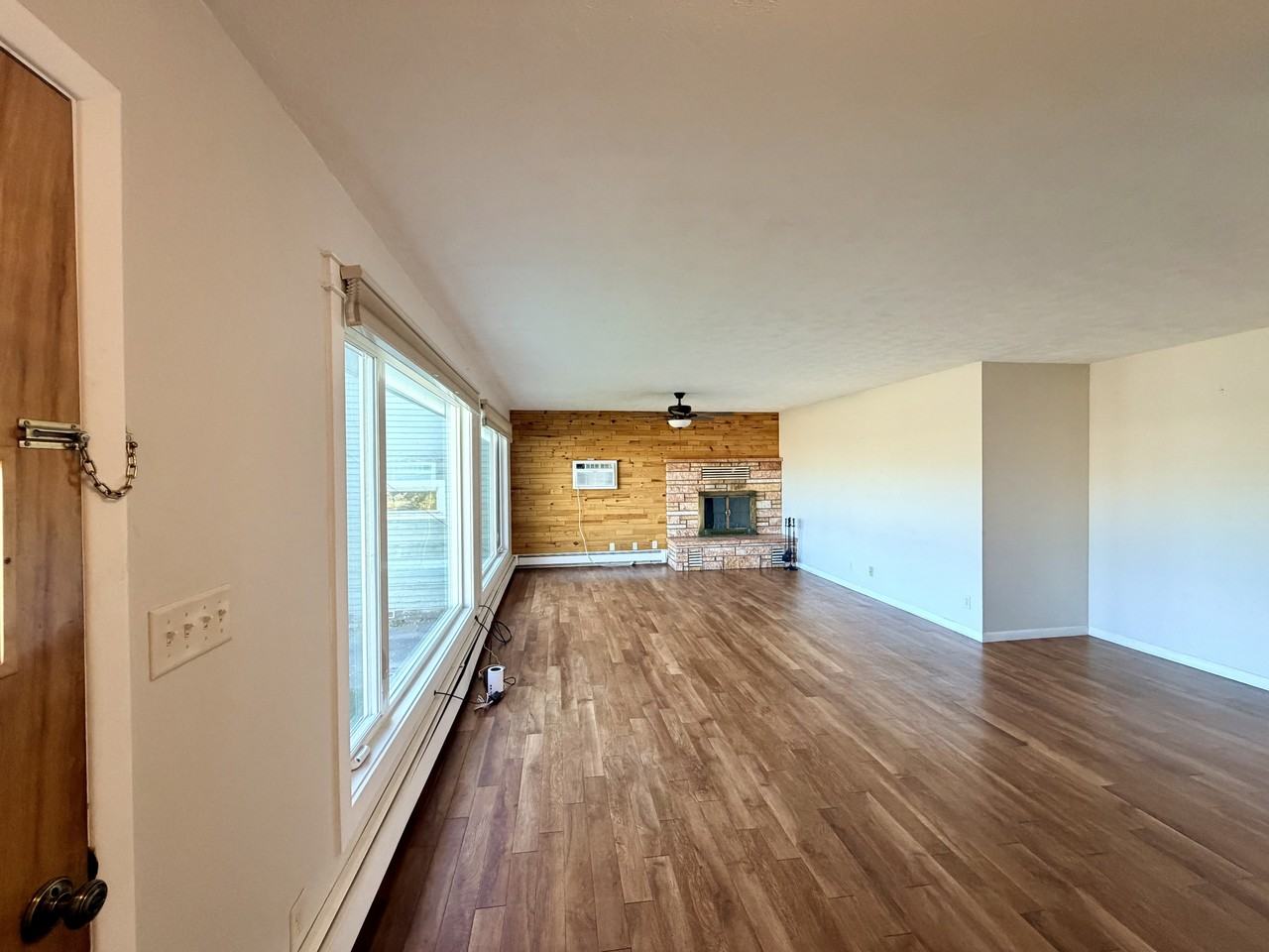 205 E Chinook St #1UP - Photo 2 of 18