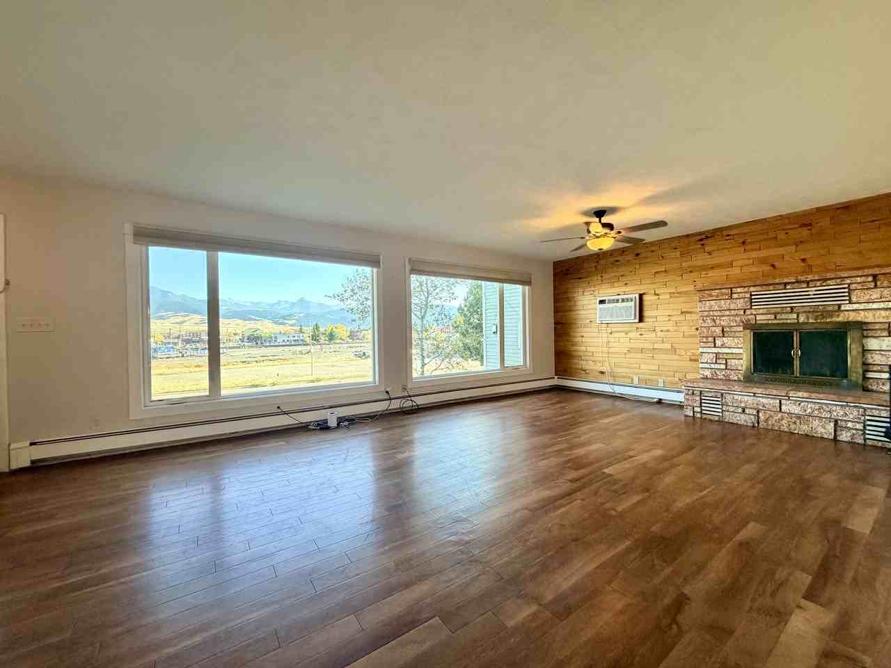 205 E Chinook St #1UP - Photo 3 of 18