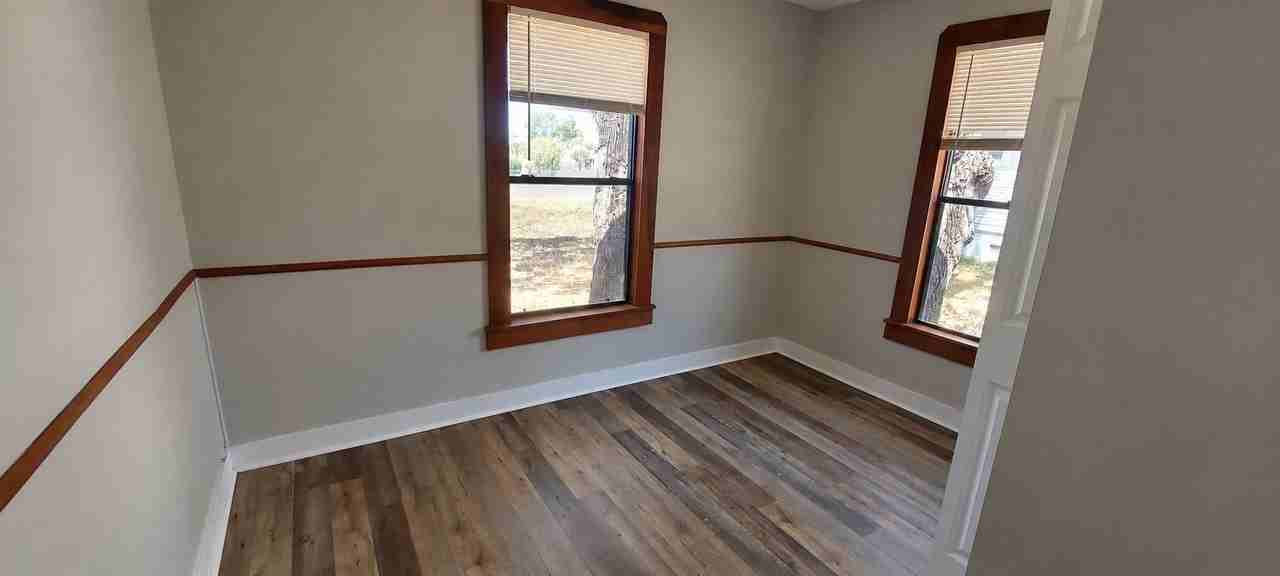 512 Avenue F - Photo 3 of 7