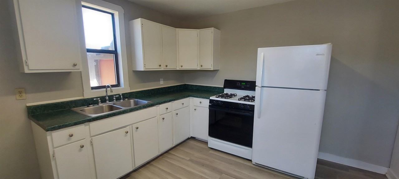 512 Avenue F - Photo 4 of 7