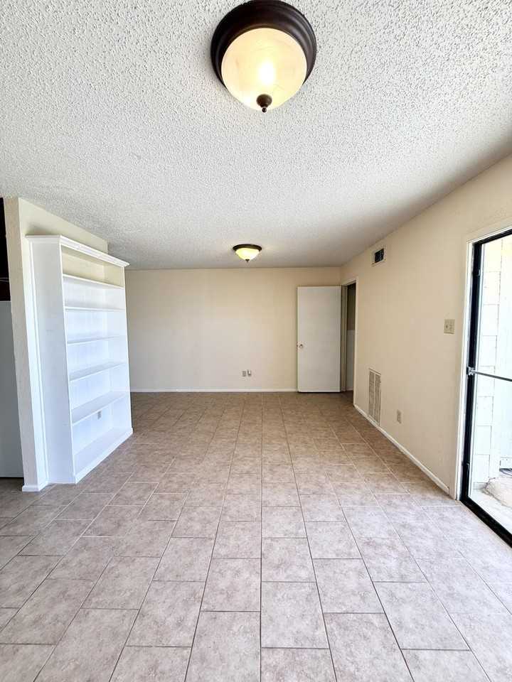 1503 Bradley St #D - Photo 4 of 34