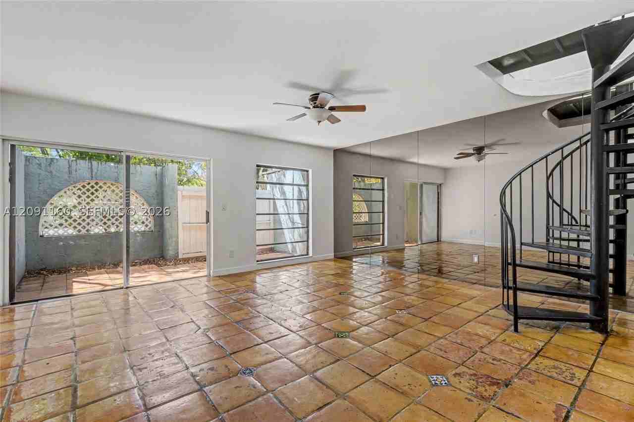 521 Ne 38th St #7 - Photo 2 of 47