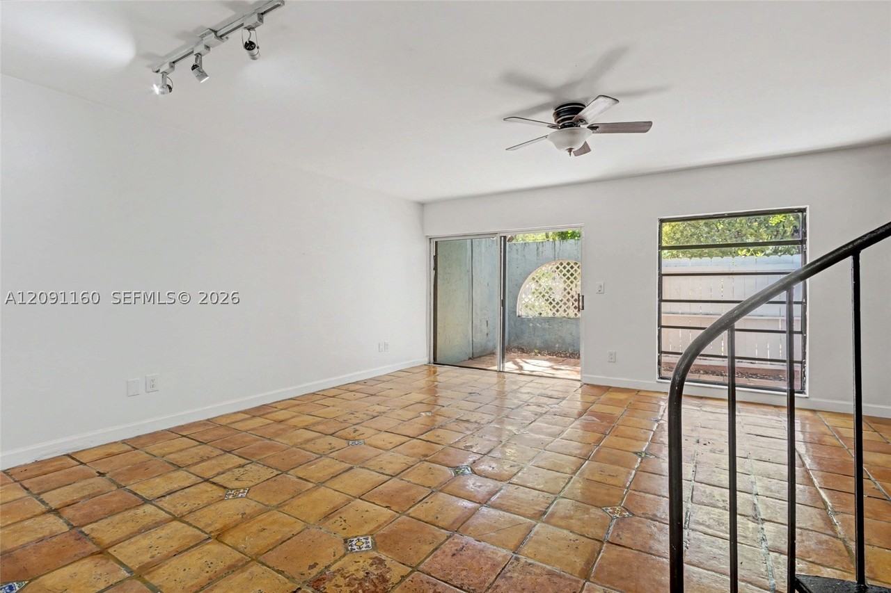521 Ne 38th St #7 - Photo 3 of 47