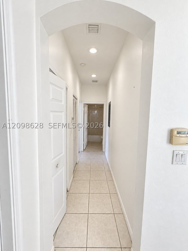 2365 Ne 42nd Cir - Photo 5 of 20
