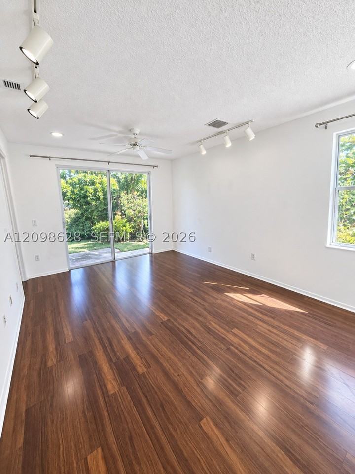 2365 Ne 42nd Cir - Photo 6 of 20