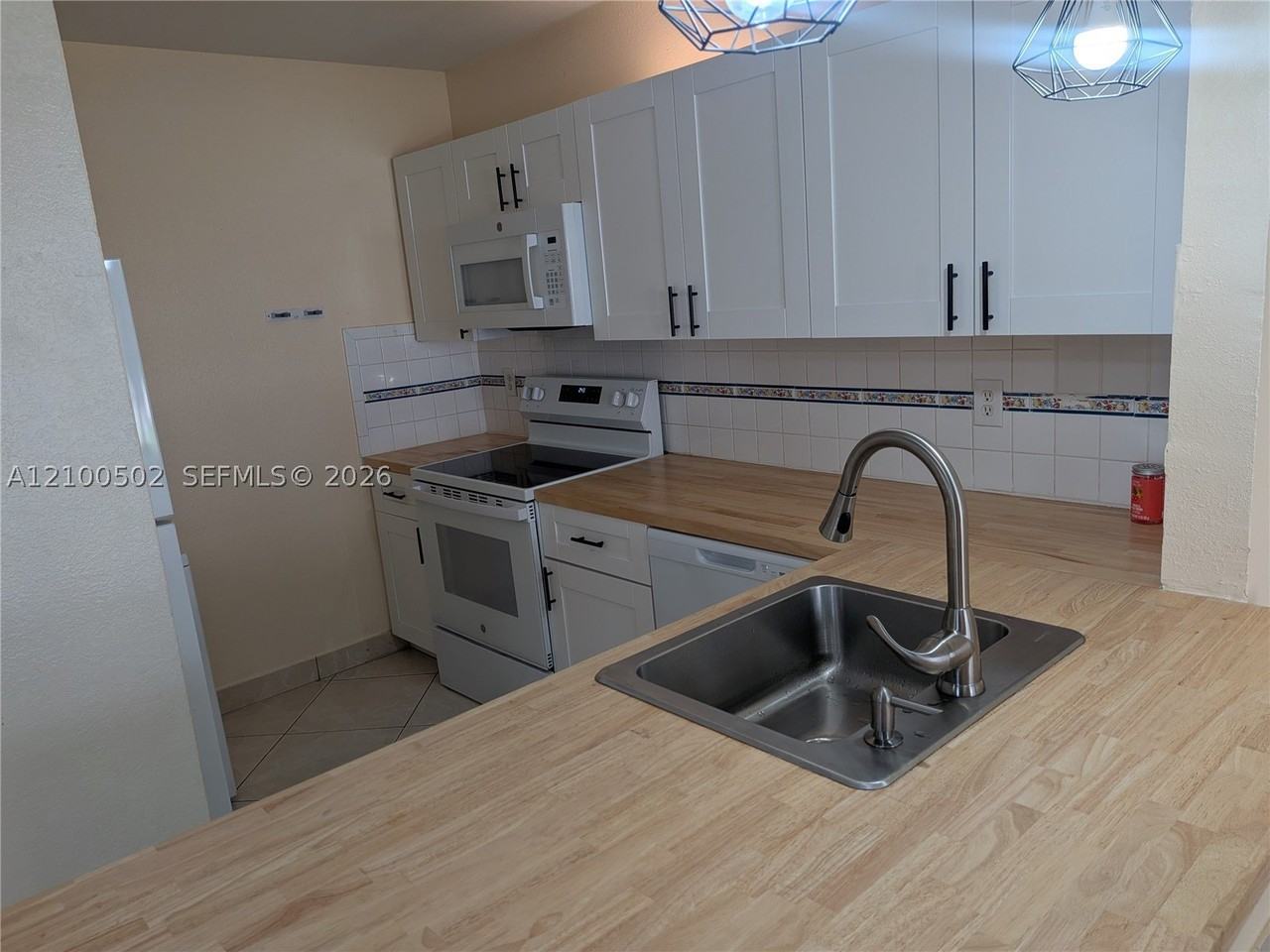 15320 Sunset Dr #14-14 - Photo 5 of 18