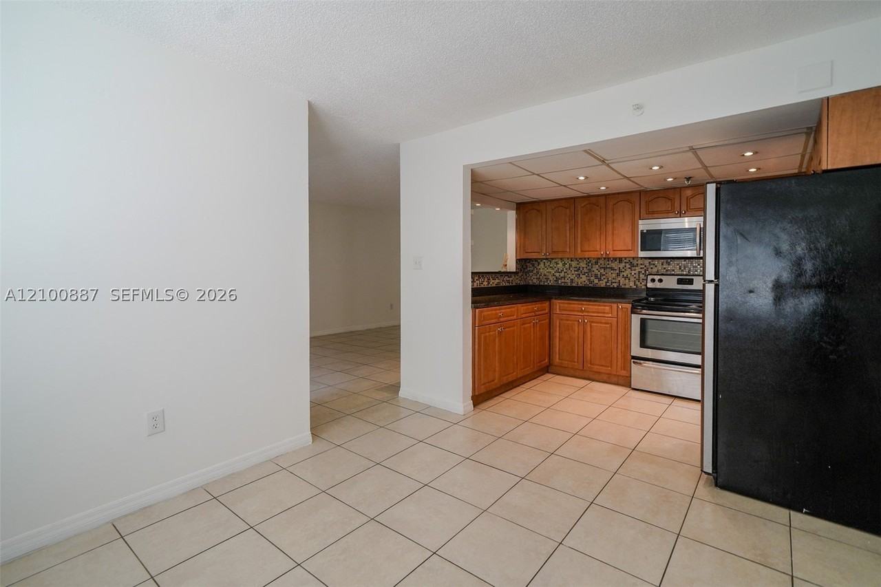 10641 Sw 108th Ave #2I - Photo 4 of 15