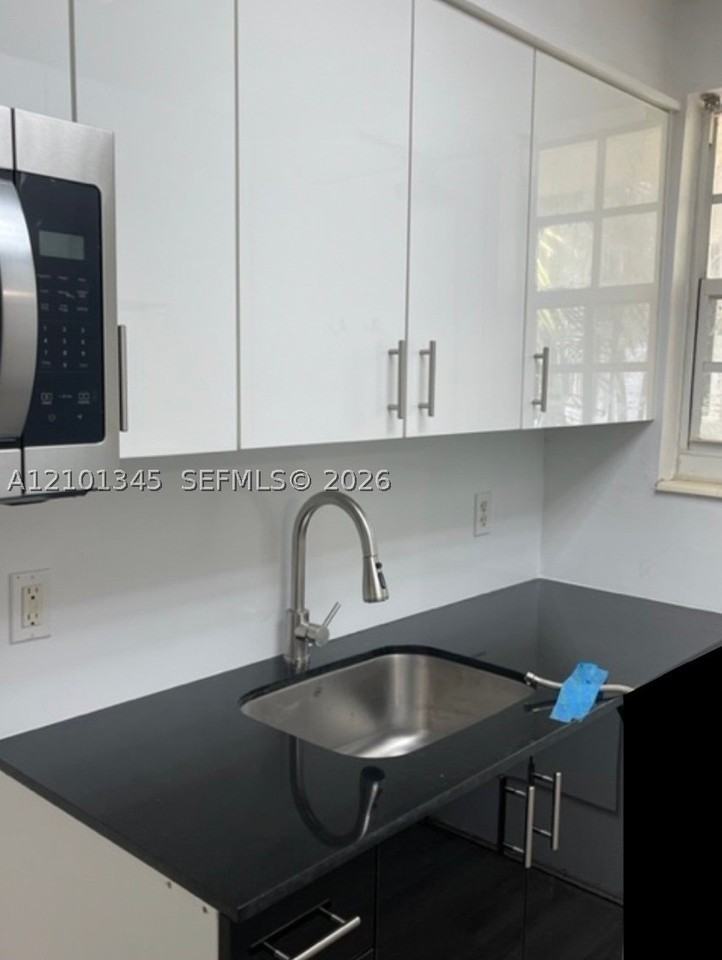 825 W 40th St #2 - Photo 7 of 21