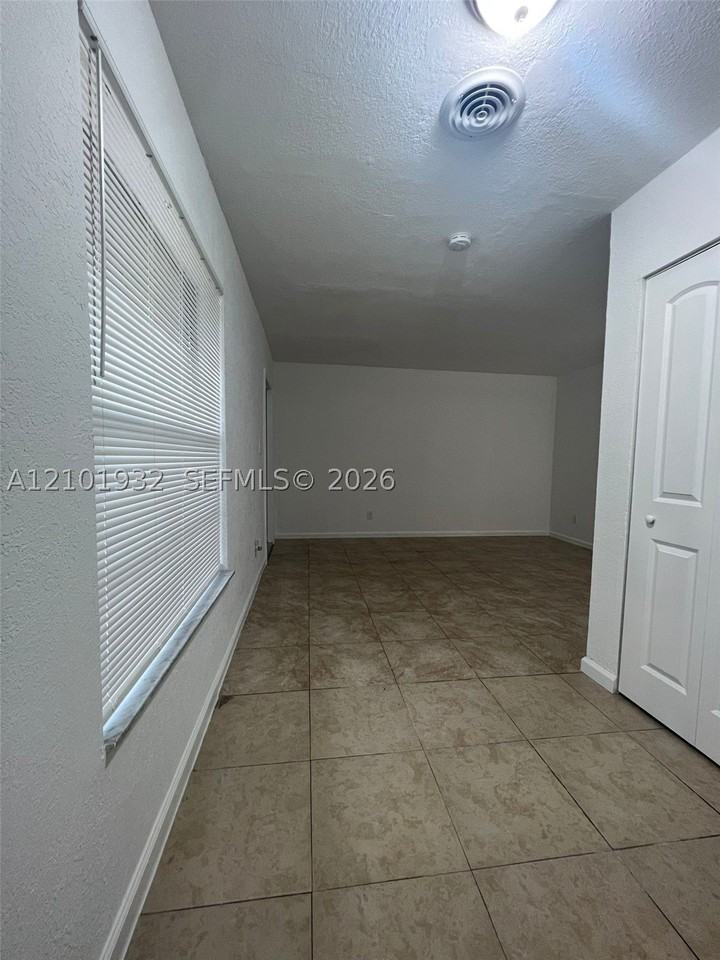 921 Nw 2nd Ave #2 - Photo 5 of 20