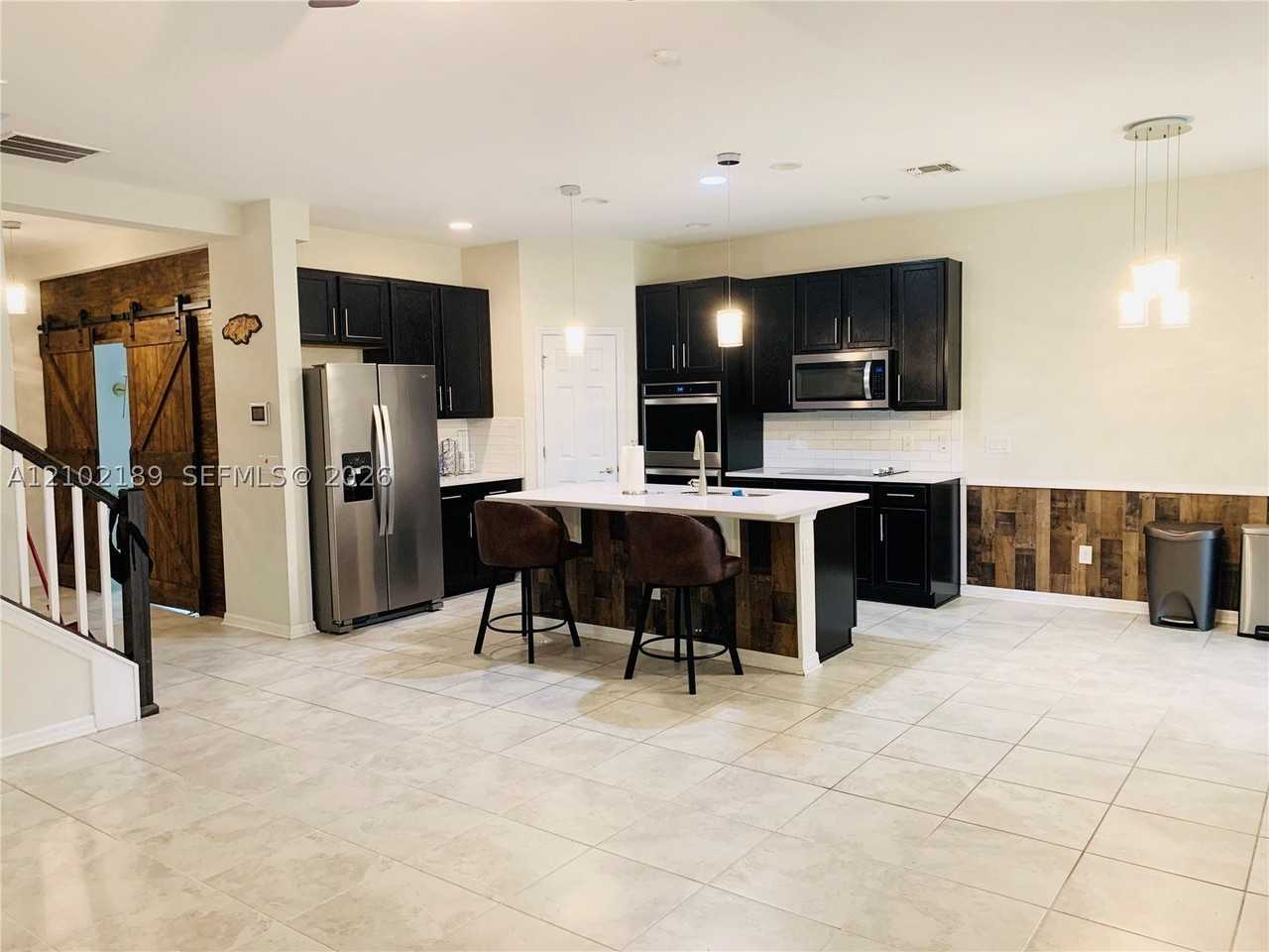 1815 Castleton Dr - Photo 4 of 45