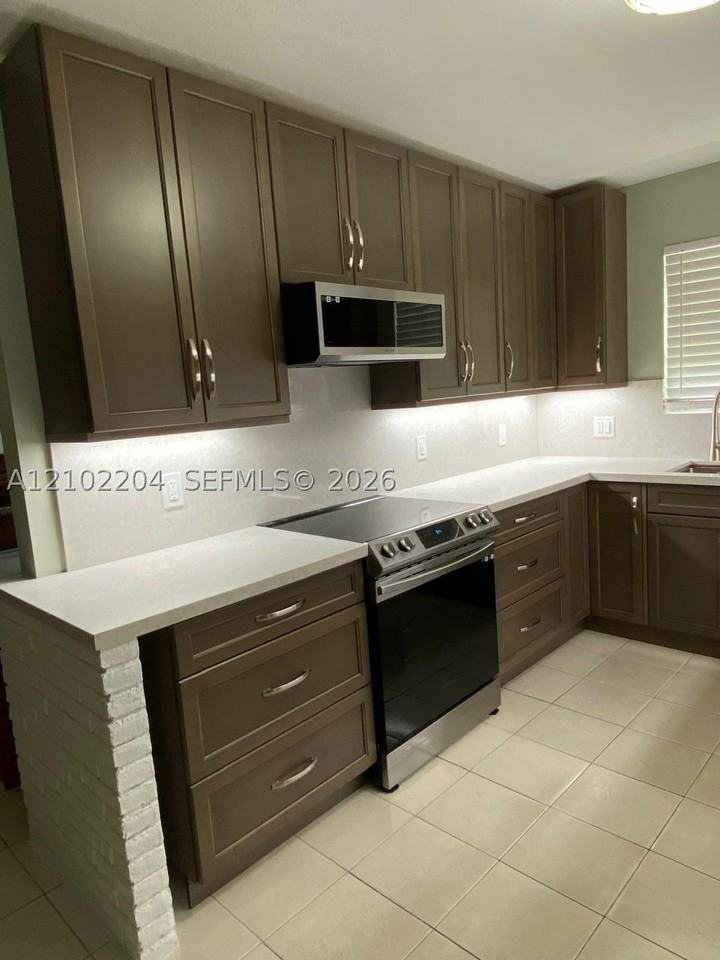 467 W 43rd Pl - Photo 2 of 19