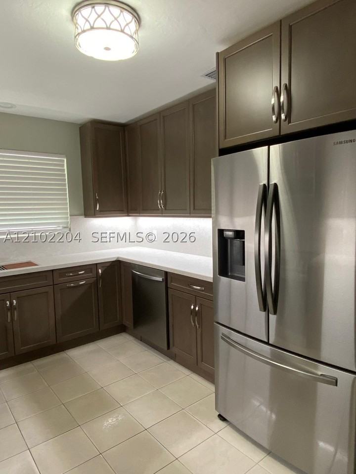 467 W 43rd Pl - Photo 3 of 19
