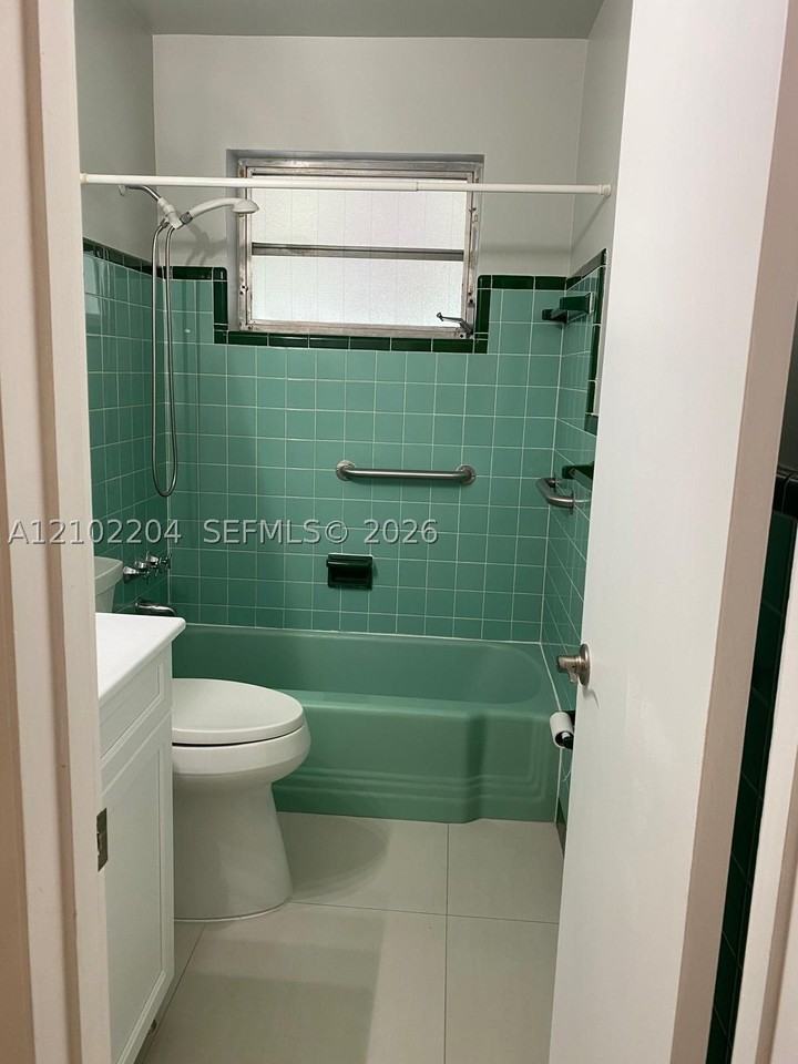 467 W 43rd Pl - Photo 5 of 19