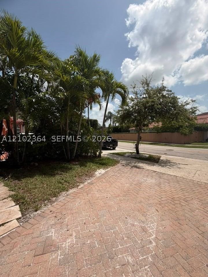 7716 Nw 113th Ave - Photo 6 of 33