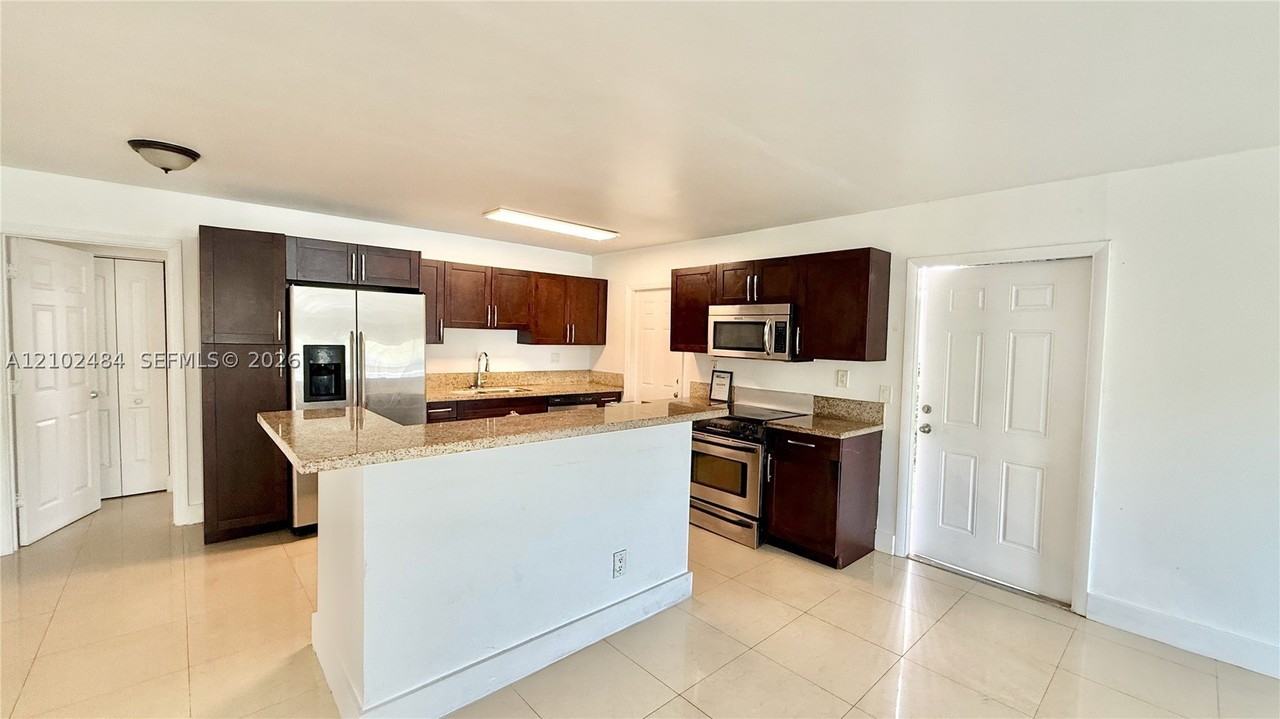 1548 Sw 5th Pl #3 - Photo 3 of 32