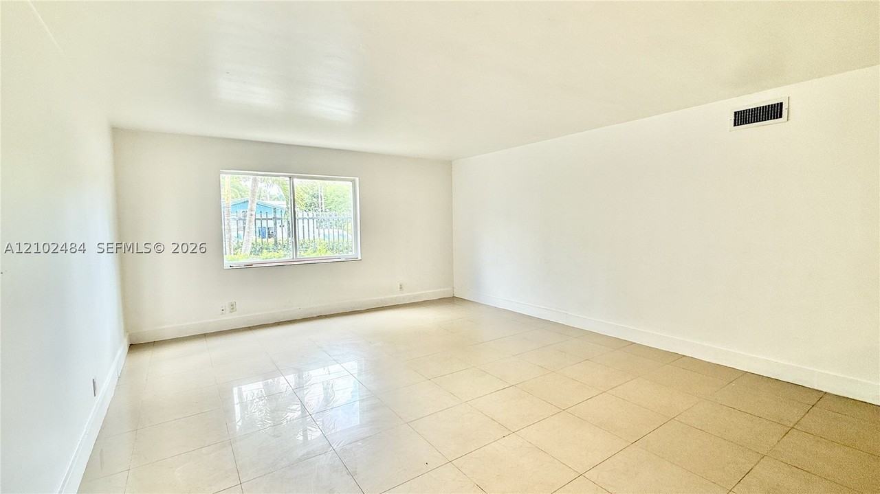 1548 Sw 5th Pl #3 - Photo 4 of 32