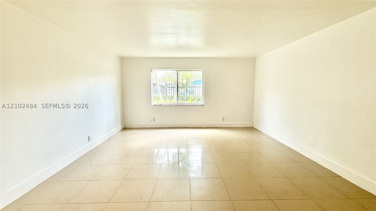 1548 Sw 5th Pl #3 - Photo 5 of 32
