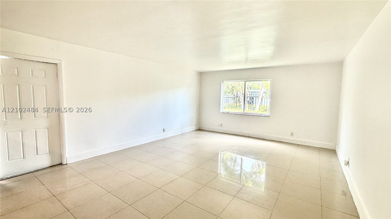 1548 Sw 5th Pl #3 - Photo 6 of 32