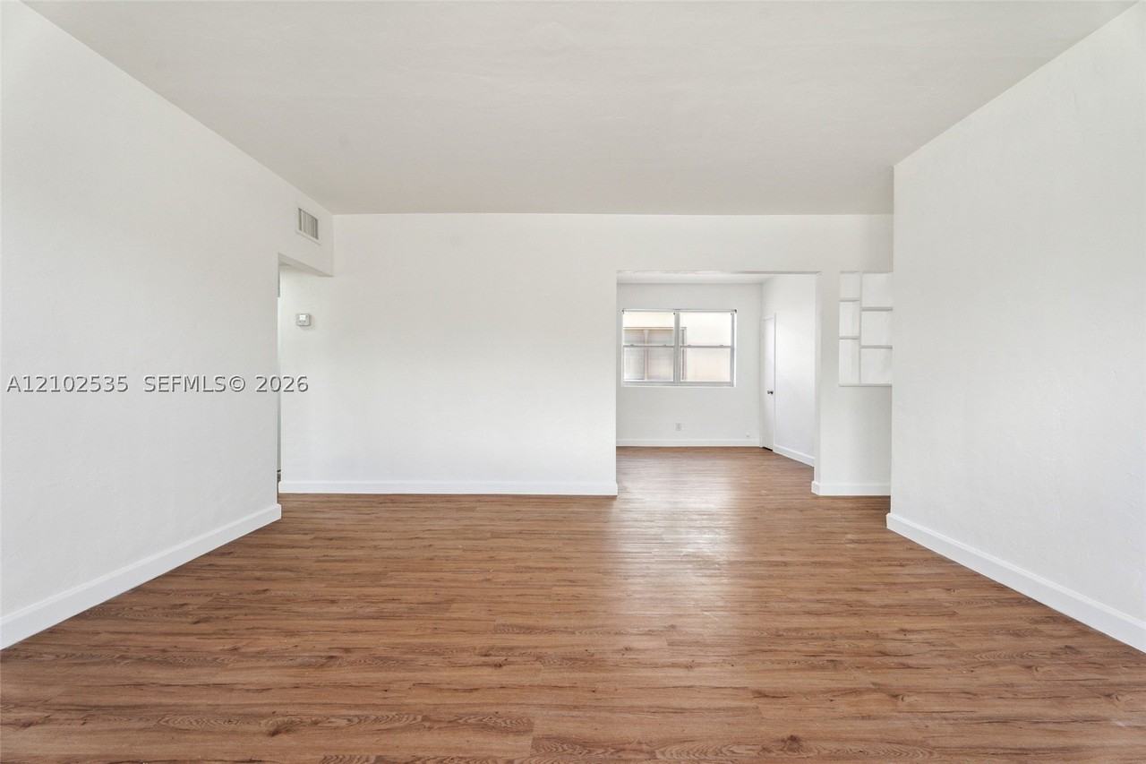 825 85th St #4 - Photo 3 of 11