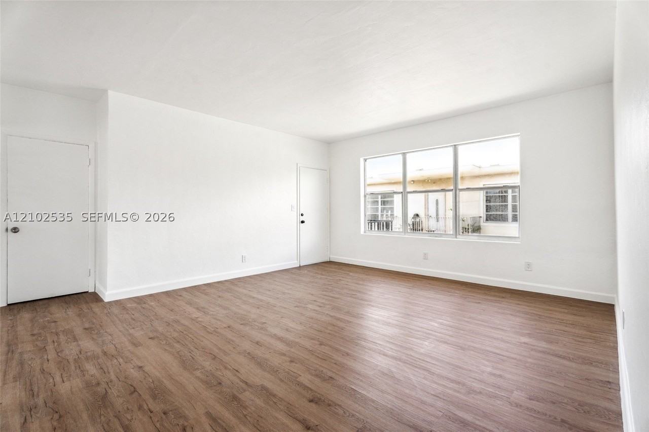 825 85th St #4 - Photo 4 of 11