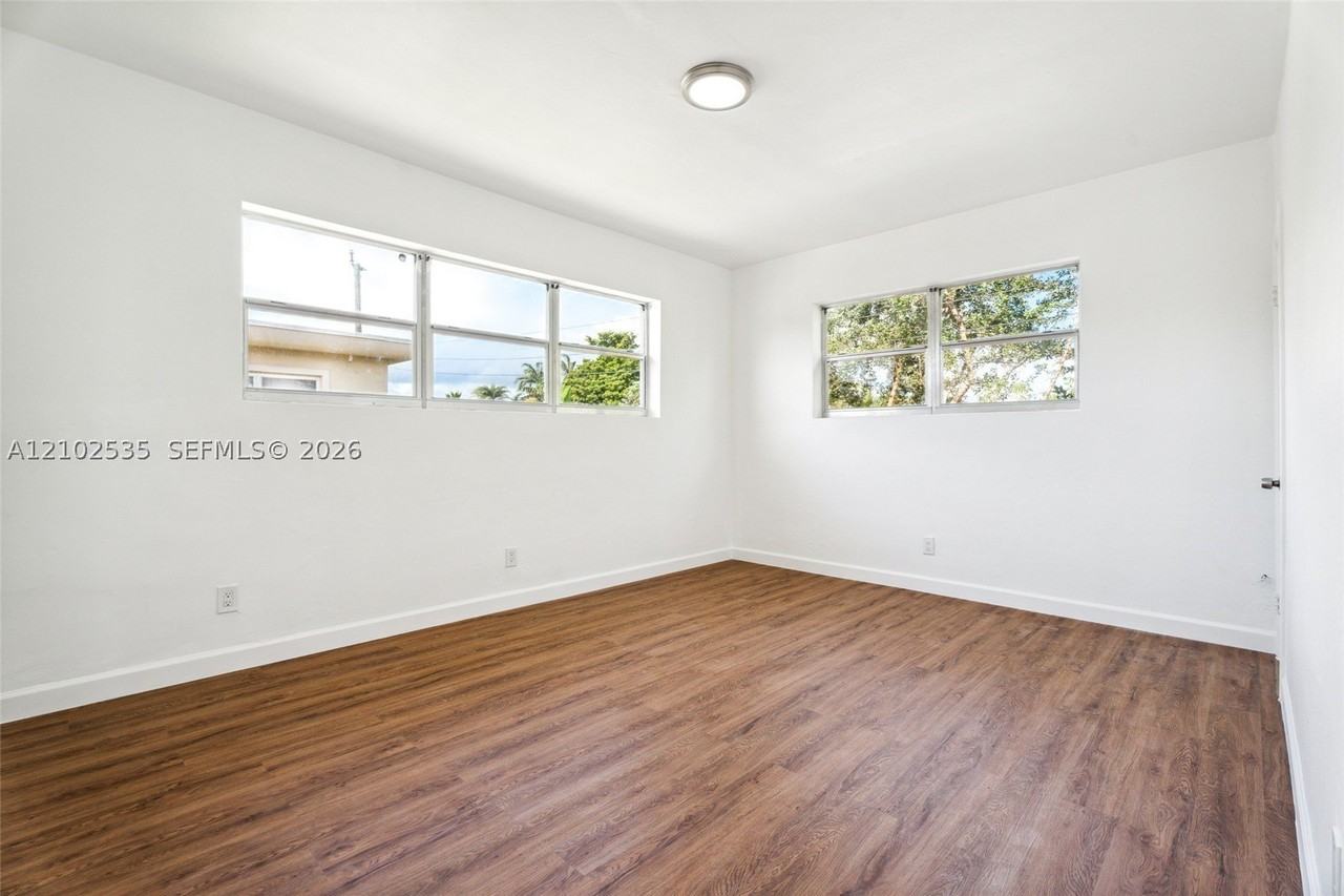 825 85th St #4 - Photo 5 of 11