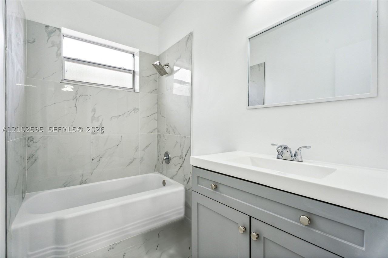 825 85th St #4 - Photo 7 of 11