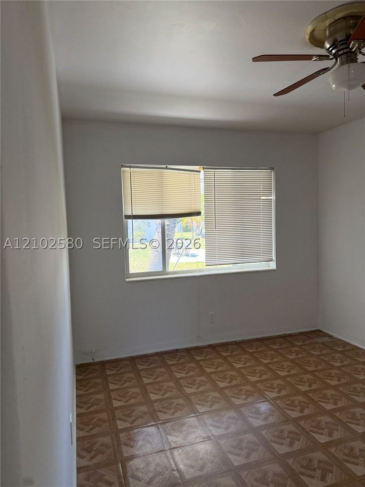 325 Ne 2nd St #6 - Photo 2 of 8