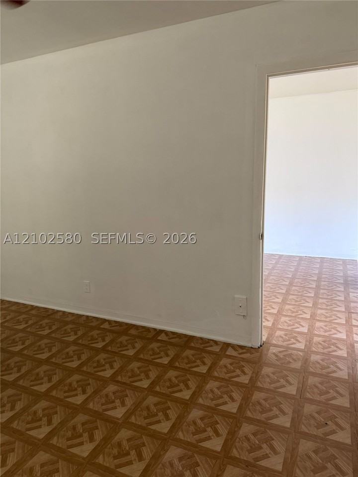 325 Ne 2nd St #6 - Photo 4 of 8